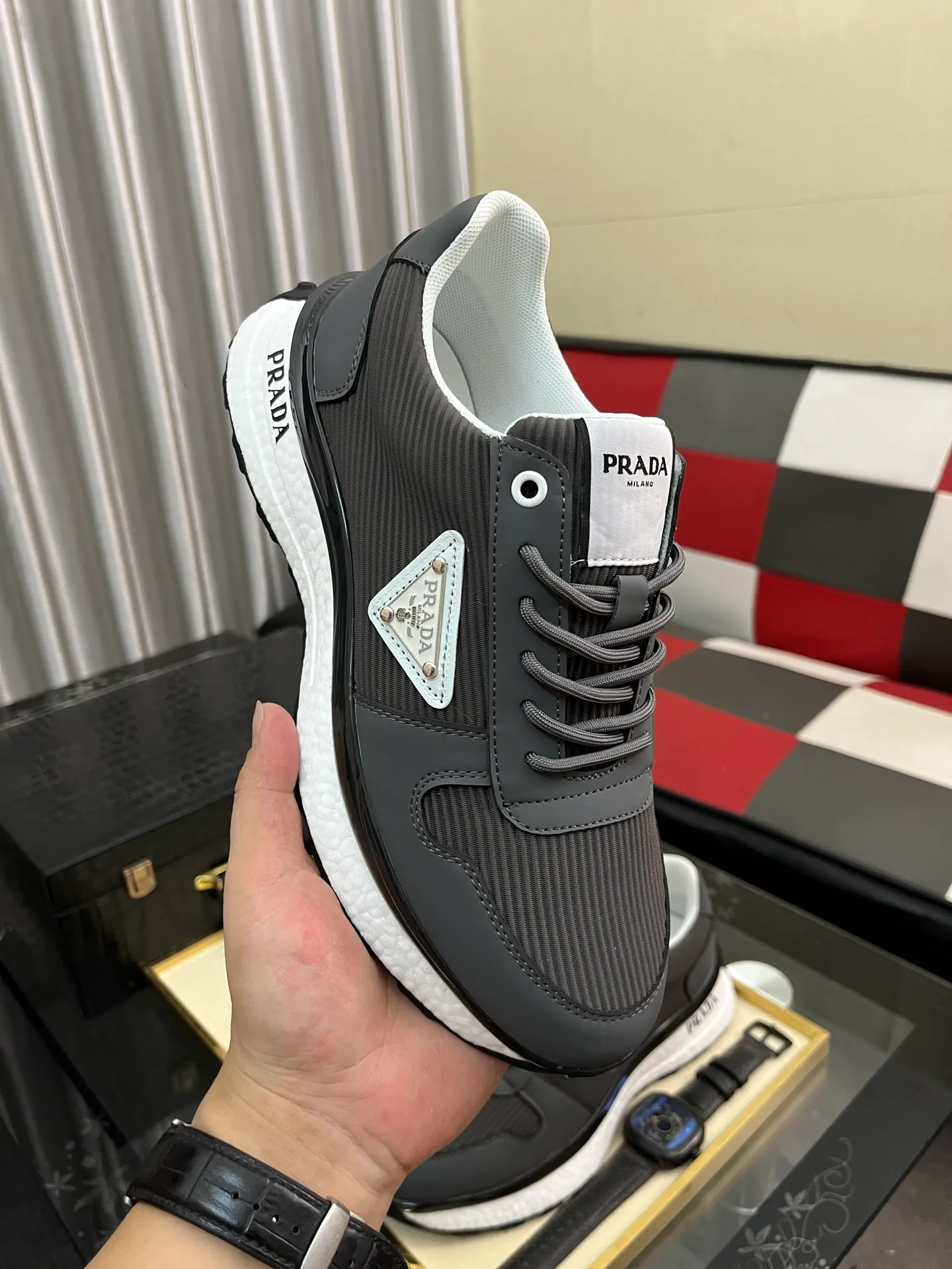 Men's Men's Shoes 💰458⌚️⌚️ Prada/Prada Men's new casual shoes, this sports shoe is made of imported calfskin upper with breathable mesh and breathable mesh lining. The foot pads are made of sheepskin, and the outsole is made of non-slip sports exclusive rubber outsole with logo. It feels good on the feet and is a fashionable item! Size: 38-44 4️⃣colors available